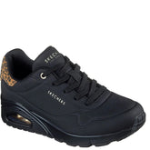 Skechers sneakers er en sort sneaker med dyreprint på hælen, komfortabel Air-Cooled Memory Foam indersål, Skech-Air® luftdæmpet mellemsål og fleksibel gummiydersål, der kombinerer stil og funktionalitet.