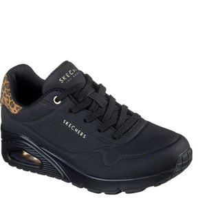 Skechers sneakers er en sort sneaker med dyreprint på hælen, komfortabel Air-Cooled Memory Foam indersål, Skech-Air® luftdæmpet mellemsål og fleksibel gummiydersål, der kombinerer stil og funktionalitet.