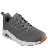 Skechers sneakers i grå med et moderne og sporty design til herre. Den har perforeret overdel for åndbarhed, snørelukning og en hvid mellemsål med synlig Air Cushion-dæmpning. Ydersålen har gummidetaljer for godt greb, og skoen kombinerer komfort med et stilrent hverdagslook.