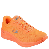 skechers sneakers i en trendy orange farve, skoen er med snørre,  skoen har et godt greb, en dejlig og god sko at bevæge sig i.