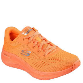 skechers sneakers i en trendy orange farve, skoen er med snørre,  skoen har et godt greb, en dejlig og god sko at bevæge sig i.