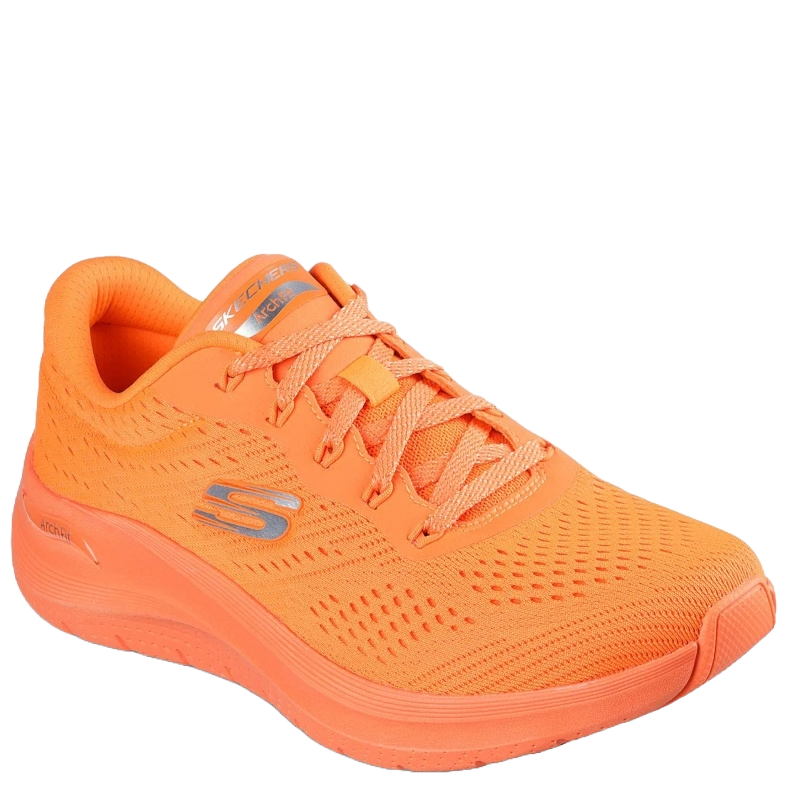 skechers sneakers i en trendy orange farve, skoen er med snørre,  skoen har et godt greb, en dejlig og god sko at bevæge sig i.