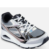 Skechers sneakers er en børnesneaker med metalliske detaljer, Air-Cooled Memory Foam indersål, Skech-Air stødabsorbering og fleksibel, skridsikker ydersål for komfort og stil hele dagen.