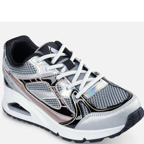 Skechers sneakers er en børnesneaker med metalliske detaljer, Air-Cooled Memory Foam indersål, Skech-Air stødabsorbering og fleksibel, skridsikker ydersål for komfort og stil hele dagen.