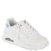 Skechers børnesneakers er en stilfuld og komfortabel sko i helt hvid med et sporty design. 
Den har snørebånd, praktisk lynlås i siden for nem af- og påtagning samt en synlig luft pude i sålen for ekstra støtte. 
Diskrete detaljer som giver skoen et smart touch, perfekt til aktive børn med sans for stil.