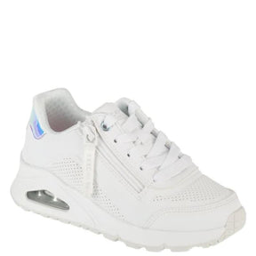 Skechers børnesneakers er en stilfuld og komfortabel sko i helt hvid med et sporty design. 
Den har snørebånd, praktisk lynlås i siden for nem af- og påtagning samt en synlig luft pude i sålen for ekstra støtte. 
Diskrete detaljer som giver skoen et smart touch, perfekt til aktive børn med sans for stil.