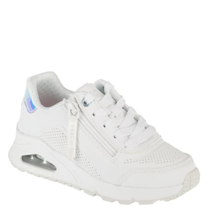 Skechers børnesneakers er en stilfuld og komfortabel sko i helt hvid med et sporty design. 
Den har snørebånd, praktisk lynlås i siden for nem af- og påtagning samt en synlig luft pude i sålen for ekstra støtte. 
Diskrete detaljer som giver skoen et smart touch, perfekt til aktive børn med sans for stil.