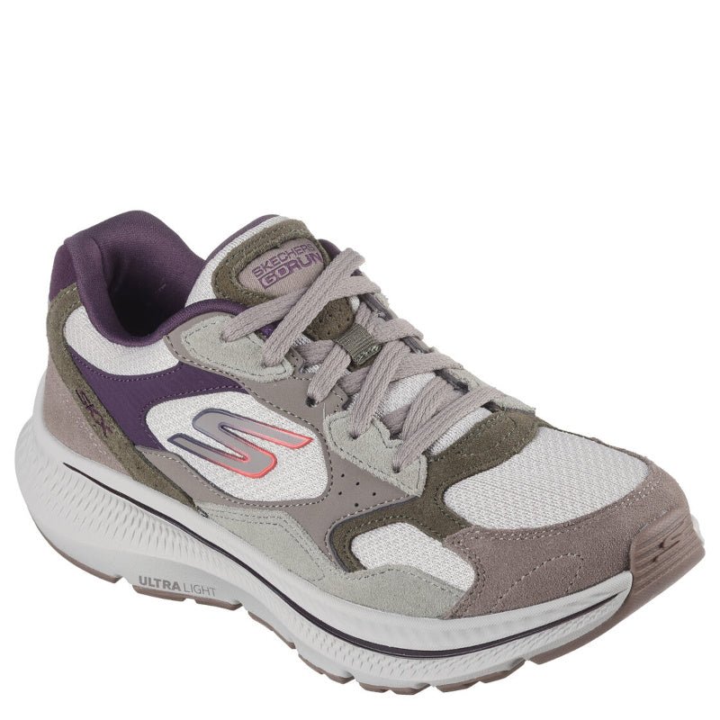 Skechers GOrun sneakers med et klassisk løbeinspireret design. Til dame, samt snørre.
Den har en kombination af mesh og ruskind i grå, hvid og lilla nuancer samt et farvet logo på siden. Mellemsålen er let og polstret, som giver komfort og støtte ved aktivitet. En robust og alsidig sko, velegnet til både træning og hverdagsbrug.