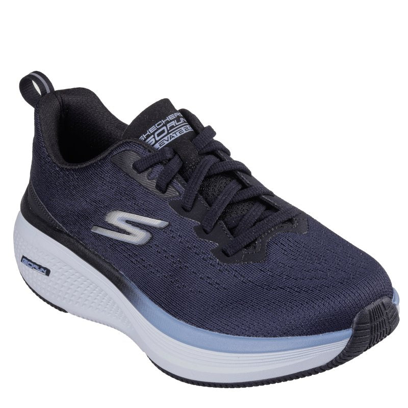 Skechers sneakers i en alsidig blå farve.
Skoen er med snørre med snørre lukning.
En god sko med bevægelighed og komfort.