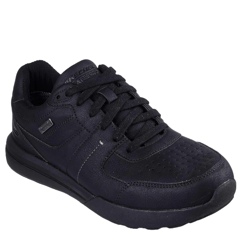 Skechers sneaker i klassisk sort læderlook til herre. Den har snørelukning, polstret krave og perforeringer i snuden for åndbarhed. Skoen er robust,  vandtæt og designet til komfortabel hverdagsbrug med god støtte og slidstærk ydersål.