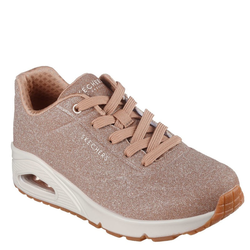 skechers sneakers, i rosa farve med glitter.
Mode skoen er med snørre.
Det er let og trendy sneakers, som er smart at bærer.
