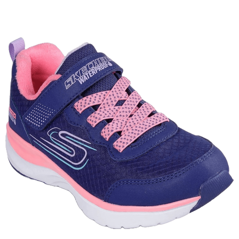 Skechers børne sneaker er en vandafvisende model, i mørkeblå med lyserøde snørebånd og indvendig foring. Den har en praktisk velcrostrop, elastiksnørebånd og en blød, hvid sål.
Perfekt til leg og hverdag i al slags vejr.