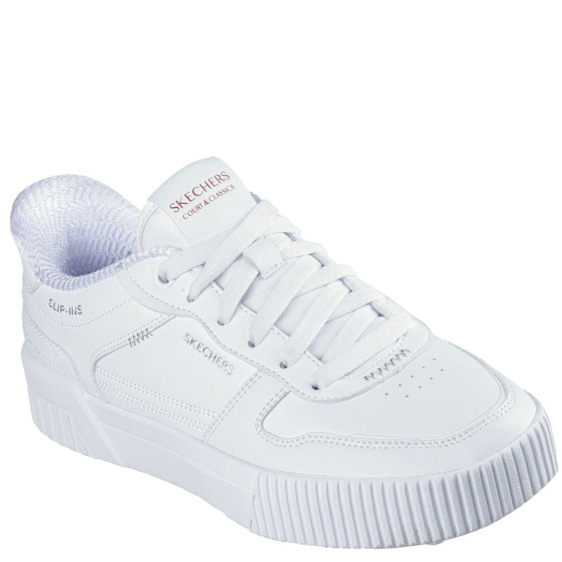 skechers sneakers i hvid, kombinerer klassisk design med moderne funktionalitet.  Skoen er med snørre lukning.
Har en klassisk og tidløst look, med rene linjer og diskrete detaljer.
perfekt til en aktiv hverdag.