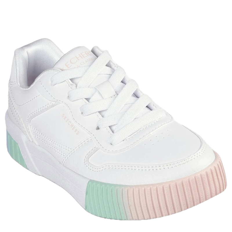 Skechers børne sneakers har et rent og moderne look, i hvid med fine pastelfarvede detaljer på sålen i mintgrøn og lyserød. 
Skoen har snørelukning, blød polstring og en solid sål, der giver god komfort og støtte. En stilfuld og alsidig sko til både leg og hverdagsbrug.