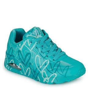 Skechers dame sneakers er en smart og moderne sko i en frisk turkis farve. Den har et iøjnefaldende design med trendy hjerte design i forskellige nuancer, hvilket giver et legende og unikt udtryk. Skoen har snøre, en synlig luft pude i hælen for ekstra komfort.
Perfekt til dig, der ønsker at kombinere stil med god støtte og komfort i hverdagen.
