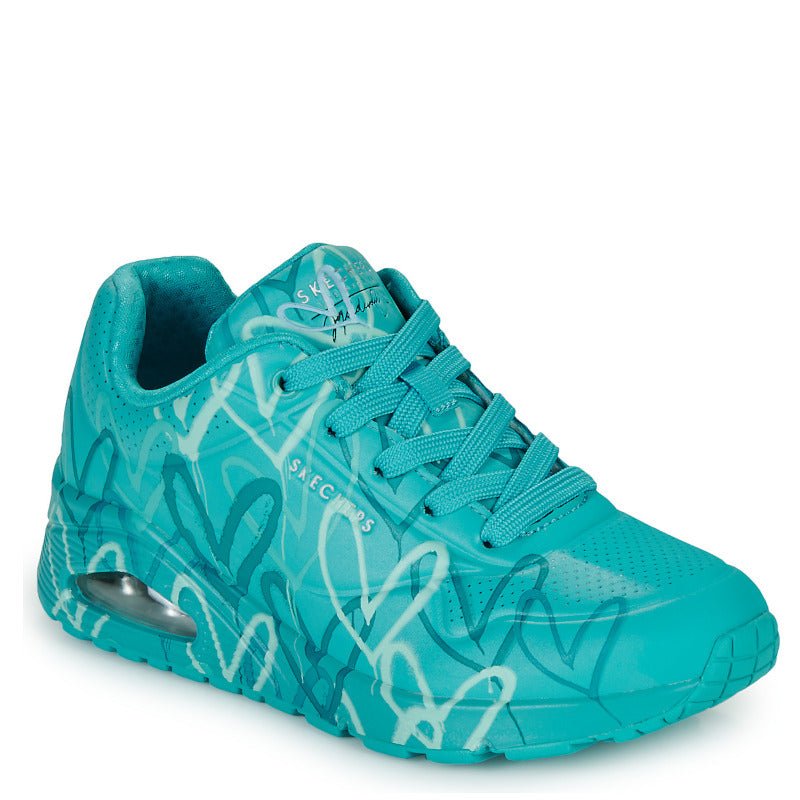 Skechers dame sneakers er en smart og moderne sko i en frisk turkis farve. Den har et iøjnefaldende design med trendy hjerte design i forskellige nuancer, hvilket giver et legende og unikt udtryk. Skoen har snøre, en synlig luft pude i hælen for ekstra komfort.
Perfekt til dig, der ønsker at kombinere stil med god støtte og komfort i hverdagen.