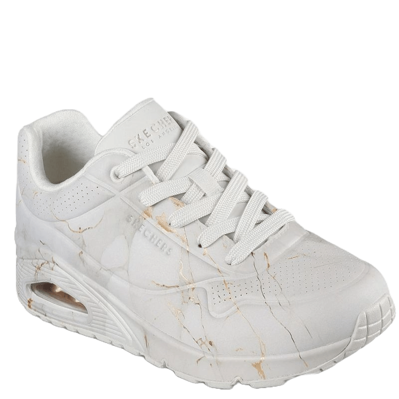 Denne dame-sneaker fra Skechers kombinerer moderne design med et unikt og eksklusivt udtryk. Skoen er holdt i en elegant hvid farve med et marmorinspireret mønster i gyldne og beige nuancer, der giver et luksuriøst og smart look.
Sneakeren er udstyret med klassiske hvide snørebånd og har en solid, sål.
skoen er ideel til både hverdagsbrug og lange gåture.