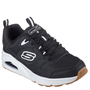 skechers sneakers i sort med hvid bund, skoen er med snørre lukning.
en fleksibel sko, med en god komfort. Bunden har har et godt greb. ideel til bevægelse og leg.