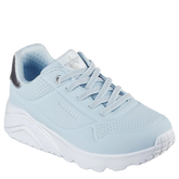 Denne børnesko fra Skechers kombinerer moderne design med høj komfort og funktionalitet. Skoen kommer i en smart lyseblå farve med matchende snørebånd og en hvid, kraftig sål, den solide ydersål sikrer godt greb på forskellige underlag, samt  giver et sporty udtryk. 
Den er ideel til aktive børn, der ønsker både stil og støtte i hverdagen.