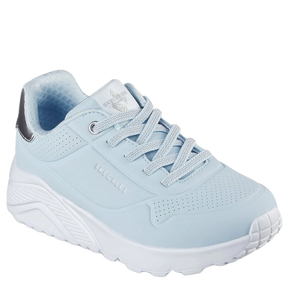 Denne børnesko fra Skechers kombinerer moderne design med høj komfort og funktionalitet. Skoen kommer i en smart lyseblå farve med matchende snørebånd og en hvid, kraftig sål, den solide ydersål sikrer godt greb på forskellige underlag, samt  giver et sporty udtryk. 
Den er ideel til aktive børn, der ønsker både stil og støtte i hverdagen.