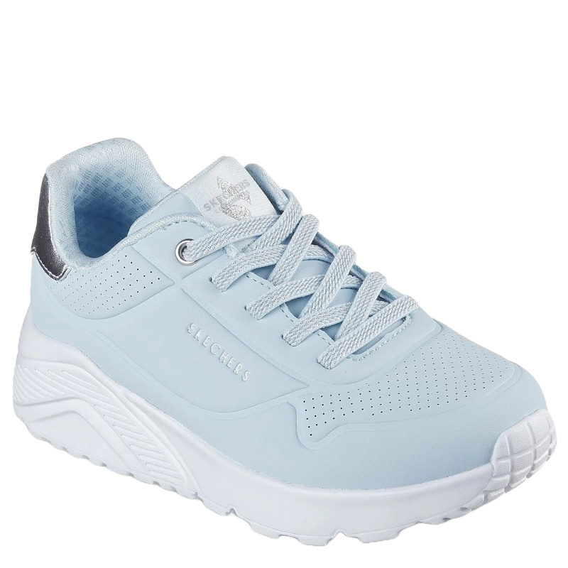 Denne børnesko fra Skechers kombinerer moderne design med høj komfort og funktionalitet. Skoen kommer i en smart lyseblå farve med matchende snørebånd og en hvid, kraftig sål, den solide ydersål sikrer godt greb på forskellige underlag, samt  giver et sporty udtryk. 
Den er ideel til aktive børn, der ønsker både stil og støtte i hverdagen.