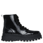 Skechers dame støvle er en sort, lakeret ankelstøvle med kraftig chunky sål og snørebånd.
Den har et moderne og råt udtryk med glansfuld overflade og grov ydersål, der giver både stil og godt fodfæste.