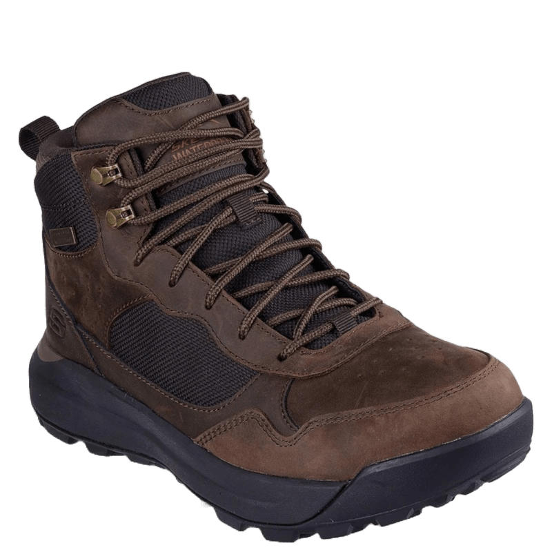 Skechers herre støvle er en robust og vandtæt outdoor-model, ideel til vandreture og vinterbrug. Den har brun læder-overdel med åndbare mesh-paneler, polstret skaft, og kraftig ydersål for godt greb. Perfekt til aktive dage i alt slags vejr.