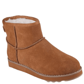 skecher støvle til damer, er en varm og komfortabel vinterstøvle i brun ruskind med blødt, hvidt foer. 
Den har et klassisk, kort skaft, let kilehæl og slidsikker sål, perfekt til kolde dage.