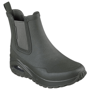 Skechers dame støvle er en vandafvisende gummistøvle med elastik paneler samt strop.
Den har en støddæmpende mellemsål med synlig Air-Cooled hælpude og en grov ydersål for godt greb. Perfekt til regnfulde og våde dage med komfort i fokus.