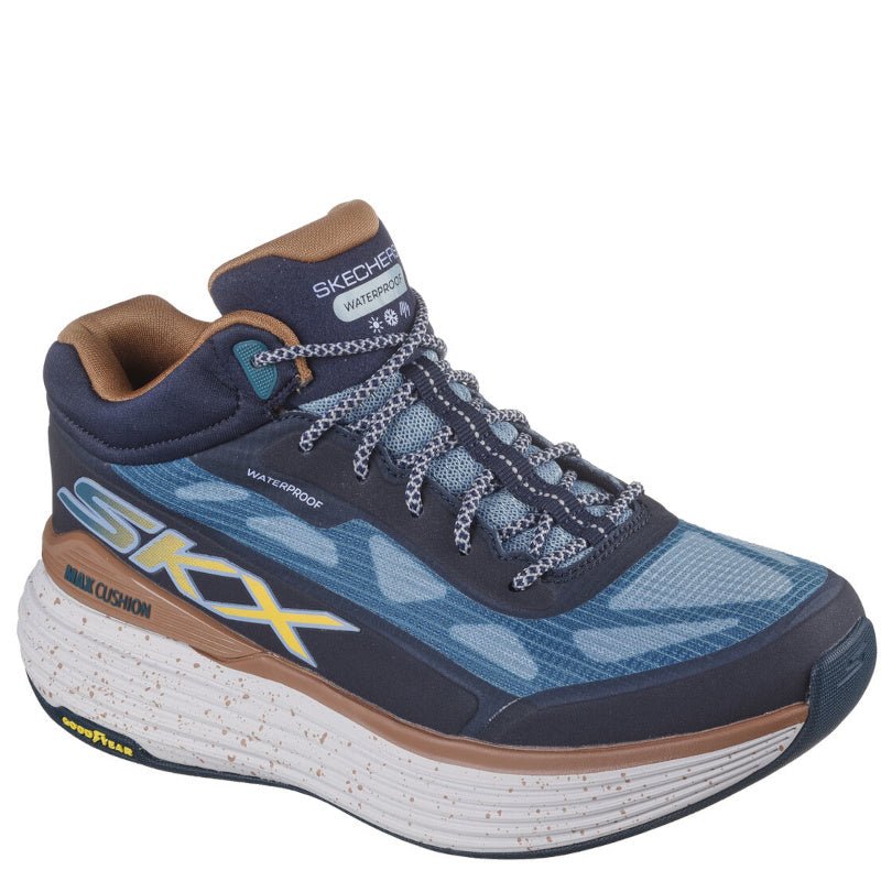 Skechers sko/støvle er en vandafvisende sportsmodel med letvægtsdesign. Den har en tyk, polstret mellemsål med ekstra komfort og stødabsorbering. Overdelen er lavet i mesh med forstærkninger, og sålen er designet med slidstærkt materiale fra Goodyear for bedre greb. Velegnet til aktive udendørsaktiviteter.