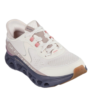 skechers slip-ins sneakers i beige farve med en kontrast sål i grå. modellen har elastik snørre.
modeskoen som er let, luftig, samt smart at bærer.
