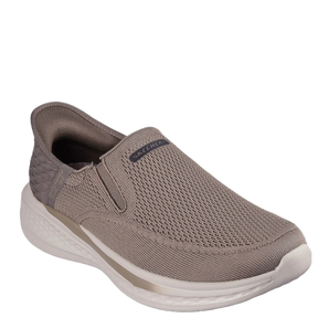 skechers slip-ins sneakers i en fin beige farve, med en hvid bund, til herre.
En utrolig nem sko at komme i og af, da den ligesledes har elastik ved anklen.
En behagelig sko med en god komfort.