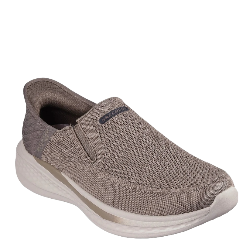 skechers slip-ins sneakers i en fin beige farve, med en hvid bund, til herre.
En utrolig nem sko at komme i og af, da den ligesledes har elastik ved anklen.
En behagelig sko med en god komfort.