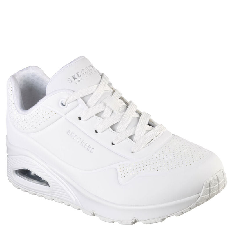 skechers sneakers til dame i en trendy hvid.
skoen har snørre luking.
en smart sko, med god komfort.
